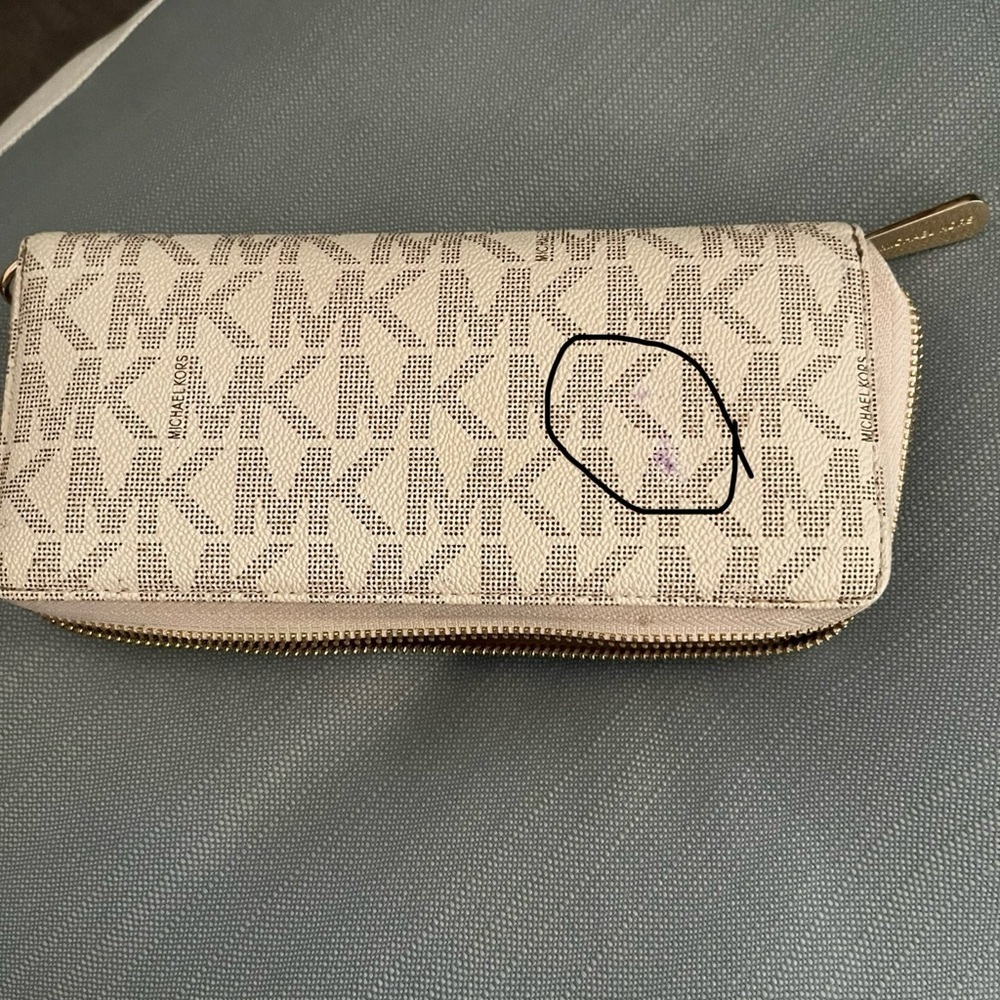Michael Kors Monogram Key & Card Holder in Cream - Picture 15 of 16